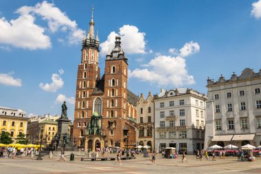 Krakow, Polonya - 08 / 08 / 2020 - Krakow 'daki Pazar Meydanı' ndaki St. Mary Kilisesi