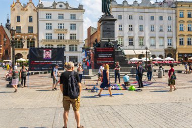 Krakow, Polonya - 08 / 08 / 2020 - Krakow pazarında LGBT 'ye karşı gösteri