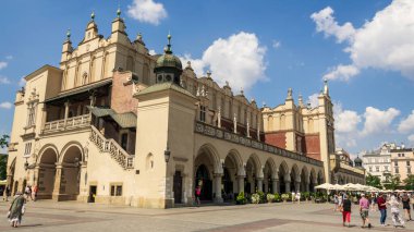 Krakow, Polonya - 08 / 08 / 2020 - Krakow pazarındaki kumaş salonları
