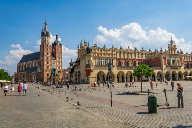 Krakow, Polonya - 08 / 08 / 2020 - Krakow pazarındaki kumaş salonları