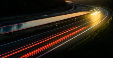 Geceli arabaların ışıkları