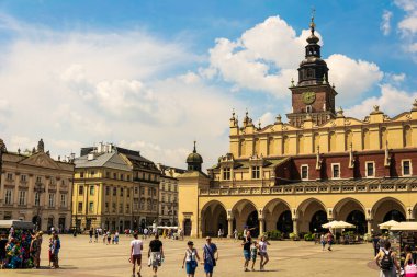 Krakow, Polonya - 08 / 08 / 2020 - Krakow pazarındaki kumaş salonları