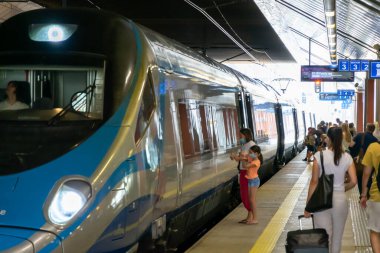 Krakow, Polonya - 08 / 08 / 2020 - Krakow 'daki tren istasyonunda Pendolino treni