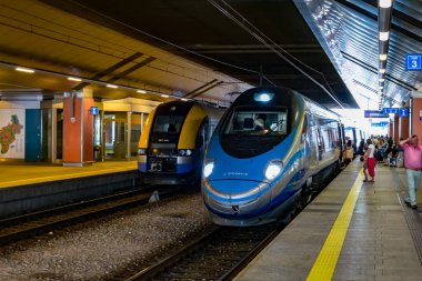 Krakow, Polonya - 08 / 08 / 2020 - Krakow 'daki tren istasyonunda Pendolino treni