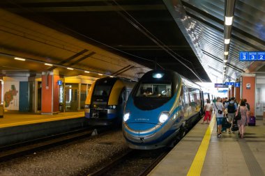 Krakow, Polonya - 08 / 08 / 2020 - Krakow 'daki tren istasyonunda Pendolino treni