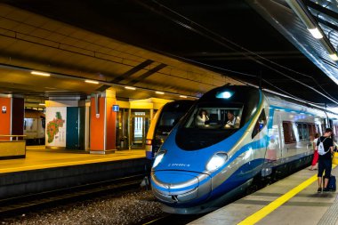 Krakow, Polonya - 08 / 08 / 2020 - Krakow 'daki tren istasyonunda Pendolino treni