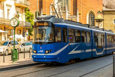 Krakow, Polonya - 08 / 08 / 2020 - Krakow 'un tarihi caddelerinde mavi tramvay