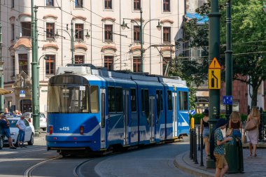 Krakow, Polonya - 08 / 08 / 2020 - Krakow 'un tarihi caddelerinde mavi tramvay