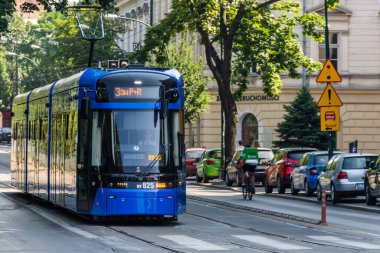 Krakow, Polonya - 08 / 08 / 2020 - Krakow 'un tarihi caddelerinde mavi tramvay