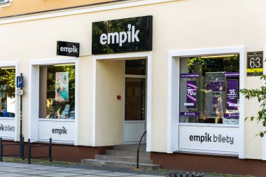 Czestochowa, Polonya - 02 / 08 / 2020 - Czestochowa 'da gazete ve kitaplarla dolu Empik mağazası