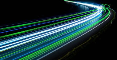 Gece yolda yeşil, mavi ve beyaz araba ışıkları