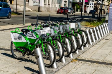 Czestochowa, Polonya - 02 / 08 / 2020 - Czestochowa 'da kiralık şehir bisikletleri