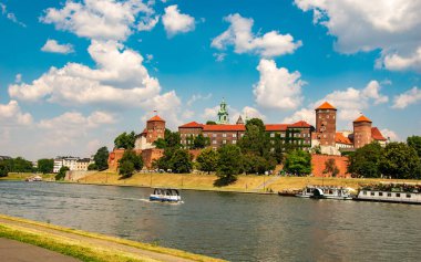 Krakow, Polonya - 08 / 08 / 2020 - Krakow 'daki Wawel Kraliyet Kalesi