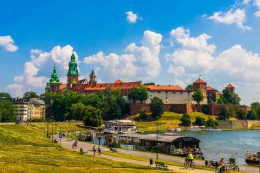 Krakow, Polonya - 08 / 08 / 2020 - Krakow 'daki Wawel Kraliyet Kalesi
