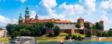Krakow, Polonya - 08 / 08 / 2020 - Krakow 'daki Wawel Kraliyet Kalesi