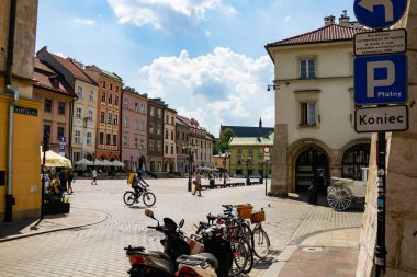 Krakow, Polonya - 08 / 08 / 2020 - eski Krakow kasabasındaki tarihi sokaklar