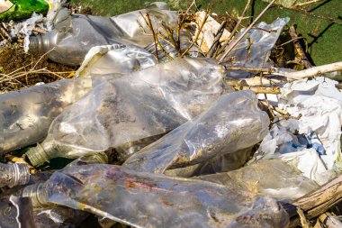 Eski plastik şişeler, vahşi çöp yığını.