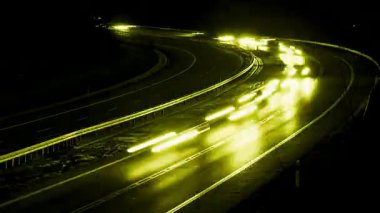 Geceleri sarı araba ışıkları. uzun pozlama