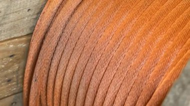 Ahşap bir varilde bakır kablo