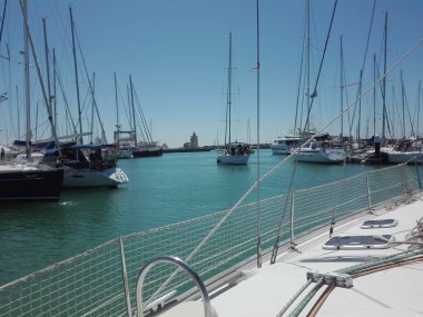 VELEROS NAVEGANDO EN PUERTO