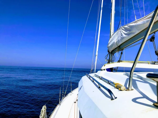 Velero Navegando Mar Cielo Azul — Zdjęcie stockowe