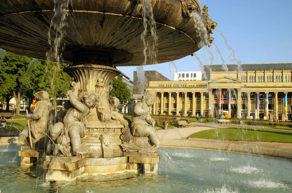 Ein Verspielter Brunnen Stuttgart Hintergrund Sieht Man Den Berühmten Knigsbau — Stockfoto