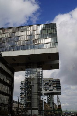 Köln'deki ünlü vinç evlerinden ikisi. Fantastik archtitecture her zaman ilham verici, bu yüzden Ren kıyısında bu evler hızla antik kentin yeni dönüm noktası haline geldiğini hiç şaşırtıcı değil.    