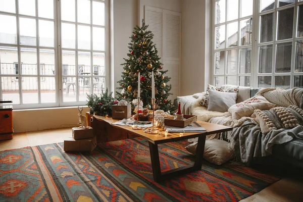 Chambre de Noël décorée avec beau sapin — Photo