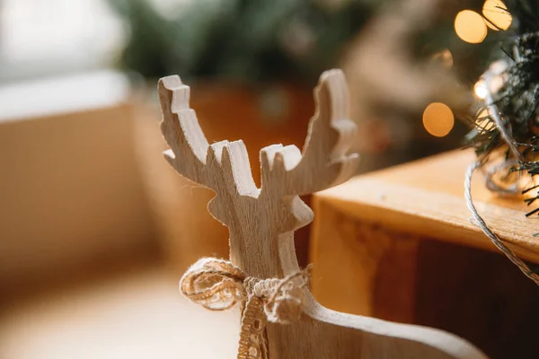 Weihnachtsspielzeug hölzerner Hirsch am Weihnachtsbaum — Stockfoto