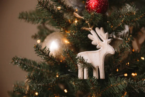 Giocattolo di Natale cervo di legno sull'albero di Natale — Foto Stock