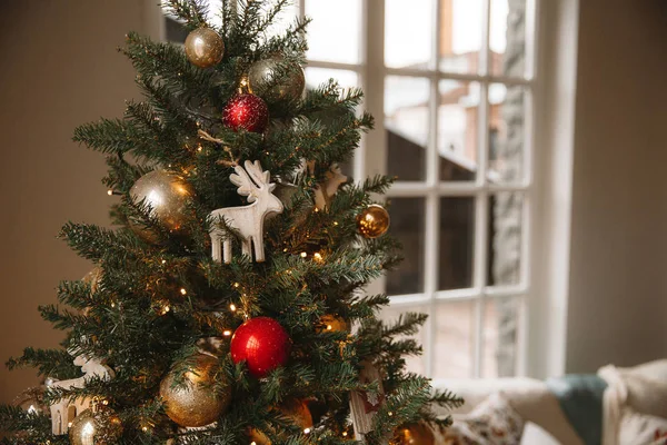 Giocattolo di Natale cervo di legno sull'albero di Natale — Foto Stock