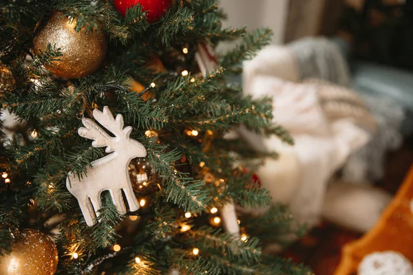 Giocattolo di Natale cervo di legno sull'albero di Natale — Foto Stock