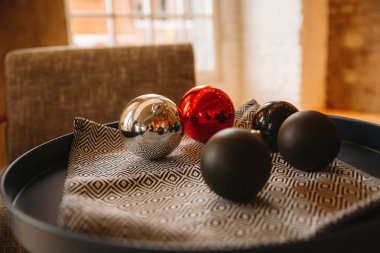 Cama bir tepsi üzerinde Noel topları vardır