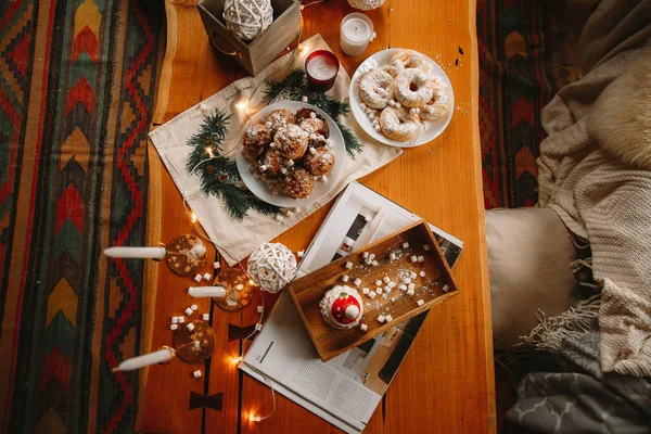 Weihnachten Neujahr dekorierte Cupcakes auf einem Tisch — Stockfoto