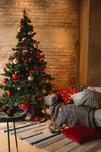 Chambre de Noël décorée avec beau sapin — Photo