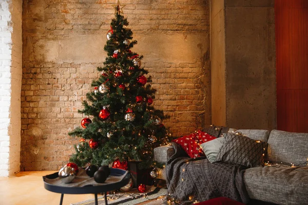 Geschmücktes Weihnachtszimmer mit schönem Tannenbaum — Stockfoto