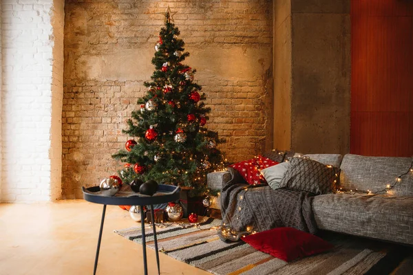 Geschmücktes Weihnachtszimmer mit schönem Tannenbaum — Stockfoto