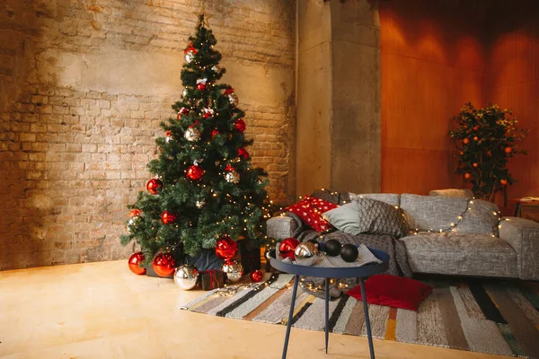 Habitación de Navidad decorada con hermoso abeto — Foto de Stock