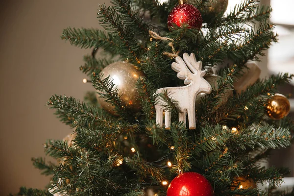 Giocattolo di Natale cervo di legno sull'albero di Natale — Foto Stock