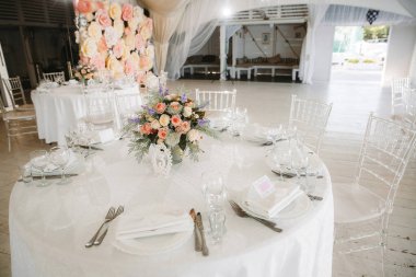 Düğün kutlamaları için seçim çerçevesi. Güzel beyaz iç beyaz draperies ile