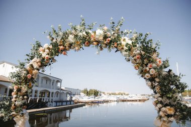 Kemer Yat Kulübü Moskova düğün töreni için çiçeklerle dekore edilmiş