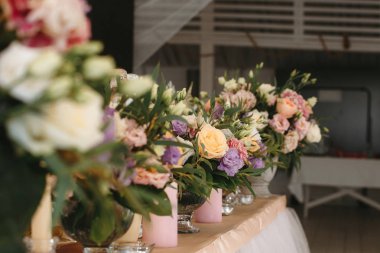 Yaz aylarında açık hava düğün töreni yat kulübü kıyısında