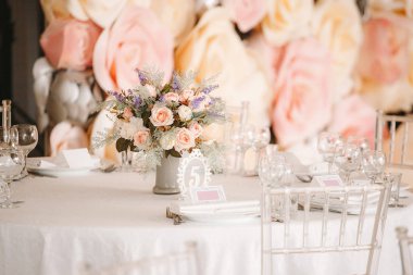 Düğün kutlamaları için seçim çerçevesi. Güzel beyaz iç beyaz draperies ile