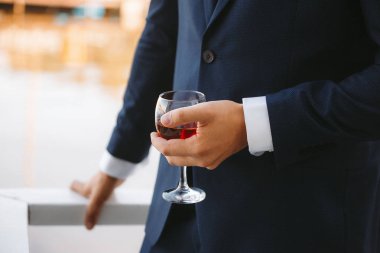 bir bardak brendi yat kulübü düğün sırasında damat elinde