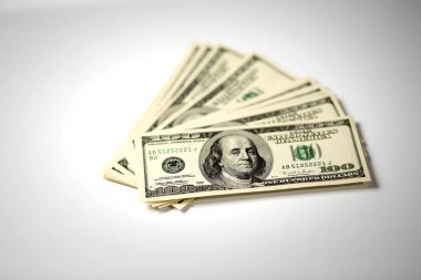 Beyaz arkaplanda bir dolara yakın izole et.