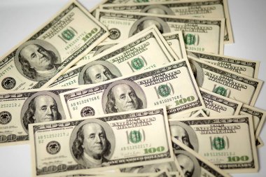 Beyaz arkaplanda bir dolara yakın izole et.