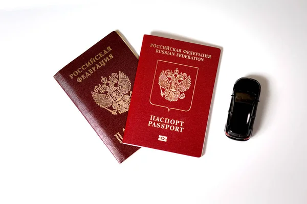 Паспорт и паспорт Российской Федерации и игрушечный черный автомобиль — стоковое фото