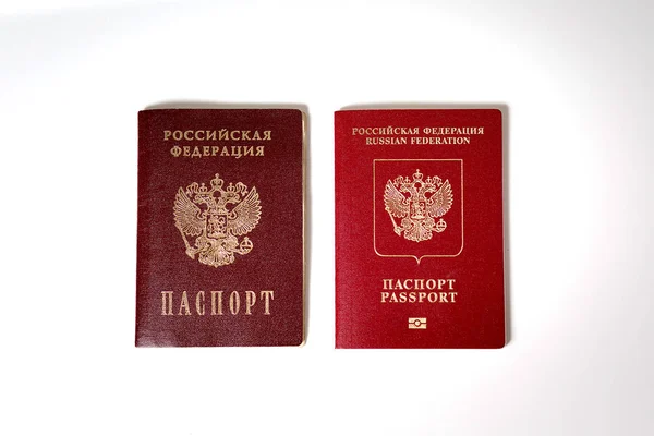 Pasaporte y pasaporte de la Federación de Rusia sobre un fondo blanco — Foto de Stock