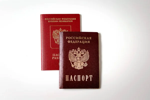 Pasaporte y pasaporte de la Federación de Rusia sobre un fondo blanco — Foto de Stock