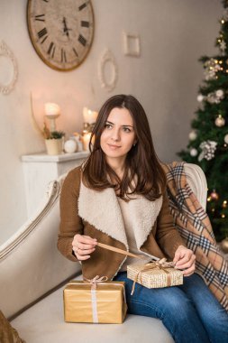 Mutlu kutlamalar. Güzel kadın yeni yıl kutluyor. Kutlama kız Noel ağacı yakınındaki